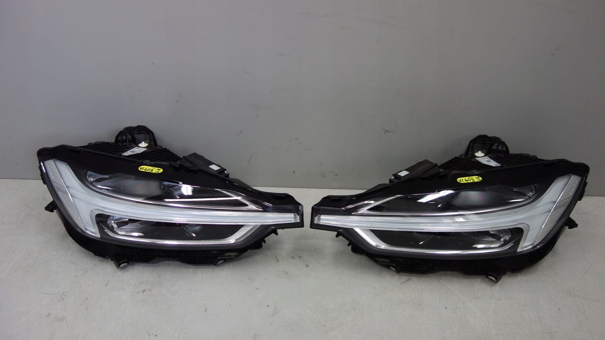 Volvo XC60 Front Headlight Set 32133551 UK